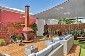 Seascape Beach House, luxury 3x2, fire pit, enchanted garden, pet friendly, sleeps 8, opp cafe